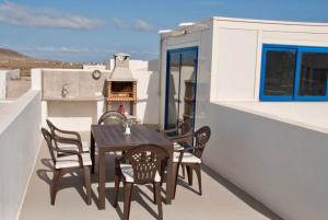 法马拉FCG20, Famara Beach的屋顶阳台配有桌椅