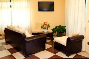 圣费尔迪南多甜蜜之家住宿加早餐酒店的客厅配有两把椅子和电视