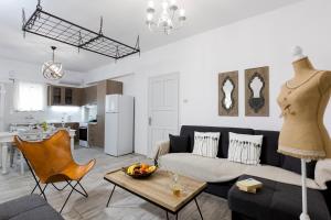 基萨莫斯EvaEle Luxury Apartments的客厅配有沙发和桌子