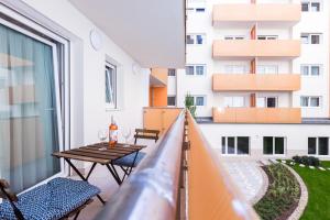 布达佩斯百老汇流浪汉公寓式酒店的阳台配有桌椅,享有建筑的景致。