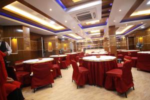 RangpurLittle Rangpur Inn的一间餐厅,房间内设有红色的椅子和桌子