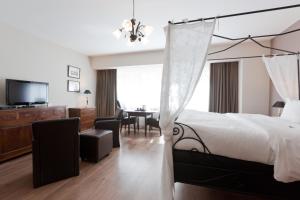 奥斯坦德德霍克美思酒店的一间卧室设有一张床和一间用餐室