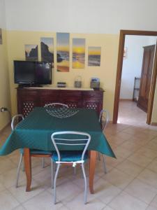 奇亚Casa di Rosa的一间带绿色桌椅的用餐室