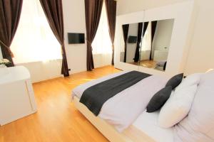 布拉格Luxury apartments Krocínova的一间卧室配有一张大床和大镜子