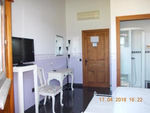 Larrabetzu米亚门地卡萨乡村酒店的客厅配有电视、桌子和门
