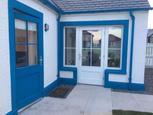 因弗内斯Olavat Cottage detached property with parking的白色房子的蓝色前门