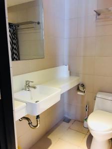 马尼拉波多维塔托尔公寓的一间带水槽和卫生间的浴室