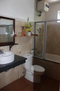 顺化武三维恩民宿的浴室配有卫生间、盥洗盆和淋浴。
