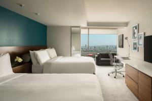 Andaz West Hollywood, By Hyatt客房内的一张或多张床位