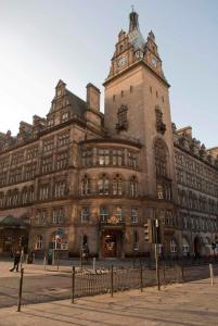 格拉斯哥voco Grand Central Glasgow, an IHG Hotel的一座大型建筑,上面有一个钟楼