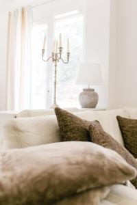 CabasseVilla Marie - Provence Côte d'Azur的客厅配有带枕头的白色沙发