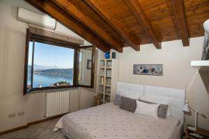 梅纳Villa Marta的一间卧室设有一张床和一个大窗户