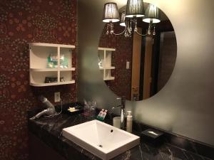 广岛Hotel Apricot (Adult Only)的一间带水槽和镜子的浴室