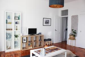 里斯本Casa Miratejo - Downtown的客厅配有桌子和电视