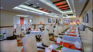 Hotel Clarks Varanasi Limited餐厅或其他用餐的地方