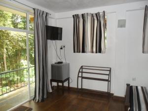 马特莱river edge bungalow的客厅配有椅子和窗户