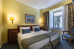 里斯本弗兰斯特住宿酒店的酒店客房设有床和窗户。