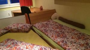 维也纳维也纳私人旅馆的一间卧室配有一张床、一张书桌和一个窗户。