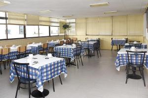 巴伦西亚瓦尔弗洛雷斯酒店的一间配备有蓝白色桌椅的用餐室