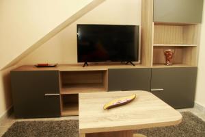 奥亚Casa Toñi的客厅配有电视和木桌