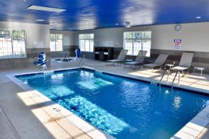拉伯克Microtel Inn & Suites by Wyndham Lubbock的一个带桌椅的大型游泳池