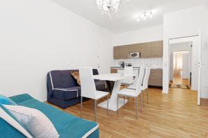 柏林西克夫斯腾达姆大中央城市公寓 的客厅配有桌子和蓝色沙发