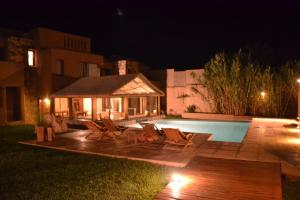 蒂尔卡拉维恩托诺特酒店的一个带椅子的庭院和夜间游泳池