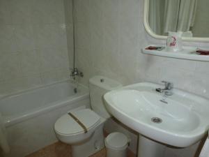加鲁查Hostal Cortés的浴室配有盥洗盆、卫生间和浴缸。