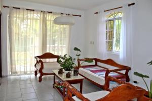 蓬塔卡纳Sweet Home Punta Cana Guest House - VILLA Q15A的客厅配有两张床和一张桌子