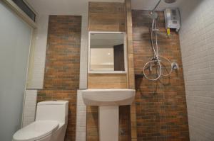 乌隆他尼UD首府酒店的一间带水槽、卫生间和镜子的浴室