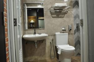 瓜拉丁加奴瓜拉丁加奴瓦亚酒店的一间带水槽、卫生间和镜子的浴室