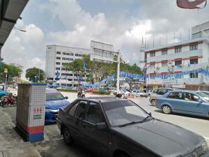 关丹Hotel Tai Wah的与其他车辆一起停放在停车场的汽车