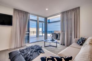 奥斯汀莫奥斯汀海滩海角酒店的带沙发的客厅,享有海景