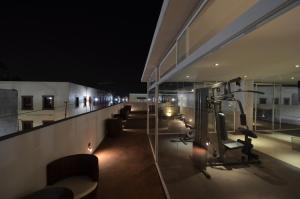 普埃布拉康科迪亚套房酒店的夜间在建筑物屋顶上的健身房