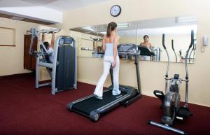 圣多明各帕拉西奥精品酒店的站在健身房跑步机上的女人