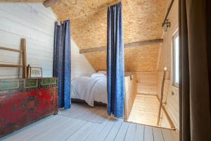 马隆Stuga Petruslogen的木屋内的卧室配有一张床