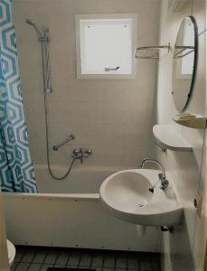 霍勒姆Zeebries in De Kaap 4 p的浴室配有水槽、淋浴和浴缸。