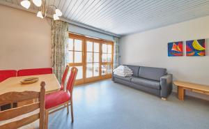 萨尔巴赫Appartement Bernkogel的客厅配有桌子和沙发