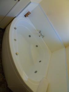 帕拉帕拉乌穆卡皮蒂林黛儿会议中心汽车旅馆的客房内的浴室设有白色浴缸