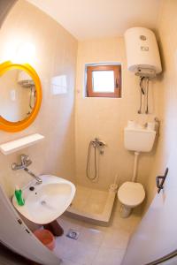 布德瓦Guesthouse Blue Coast的一间带水槽和卫生间的小浴室