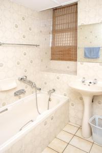 马盖特Seabrook 204 Margate RSA的带浴缸和盥洗盆的浴室