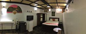 苏瓦塔架梅西亚酒店的卧室配有床和盥洗盆