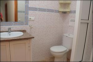 科尼尔-德拉弗龙特拉Apartamento Sol II的一间带卫生间和水槽的浴室