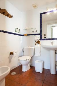 列尔加内斯阿拉尔卡索纳酒店的一间带卫生间和水槽的浴室