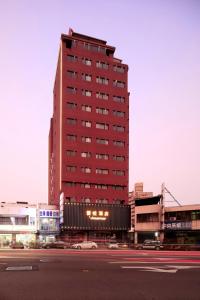 台中市薆悅酒店台中館的前面有一条街道的红色高楼