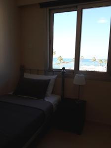 Lighthouse by the Sea Lovely 2Bdr Apartment的休息区