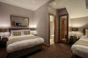 阿丁斯顿天使酒店的酒店客房,设有两张床和镜子