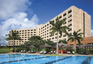 达累斯萨拉姆达累斯萨拉姆希雷那酒店的大型酒店前方设有游泳池