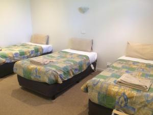 巴拉腊特阿姆拜塞德汽车旅馆的一间房间,有三张床