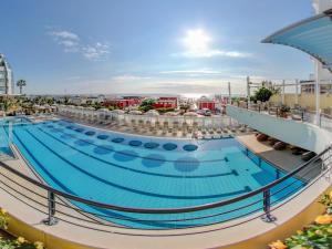 米兰马瑞提那帕尔梅尊贵度假酒店的游轮上的大型游泳池